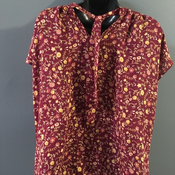 Woman’s floral top. Burgundy color,       Size X Large - Picture 4 of 6